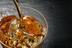 家庭での純氷の作り方 Barで使う透明なアイスボールで高級感を与える るどうぃるの酒